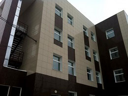 Глянцевый фасад здания из полированного керамогранита 2 сорта ST-17 и RW-04 размером 60х60 выглядит богато. Различия керамогранита 1 сорта от второго на фасаде практически незаметны