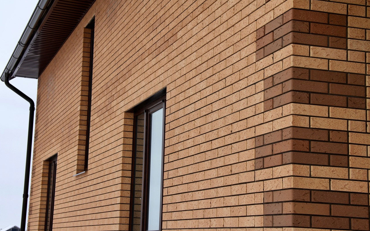 Дом из светлого и коричневого кирпича Эмират с фактурной рустированной поверхностью в восточном стиле и торкретом напоминающий импортный кирпич ручной формовки